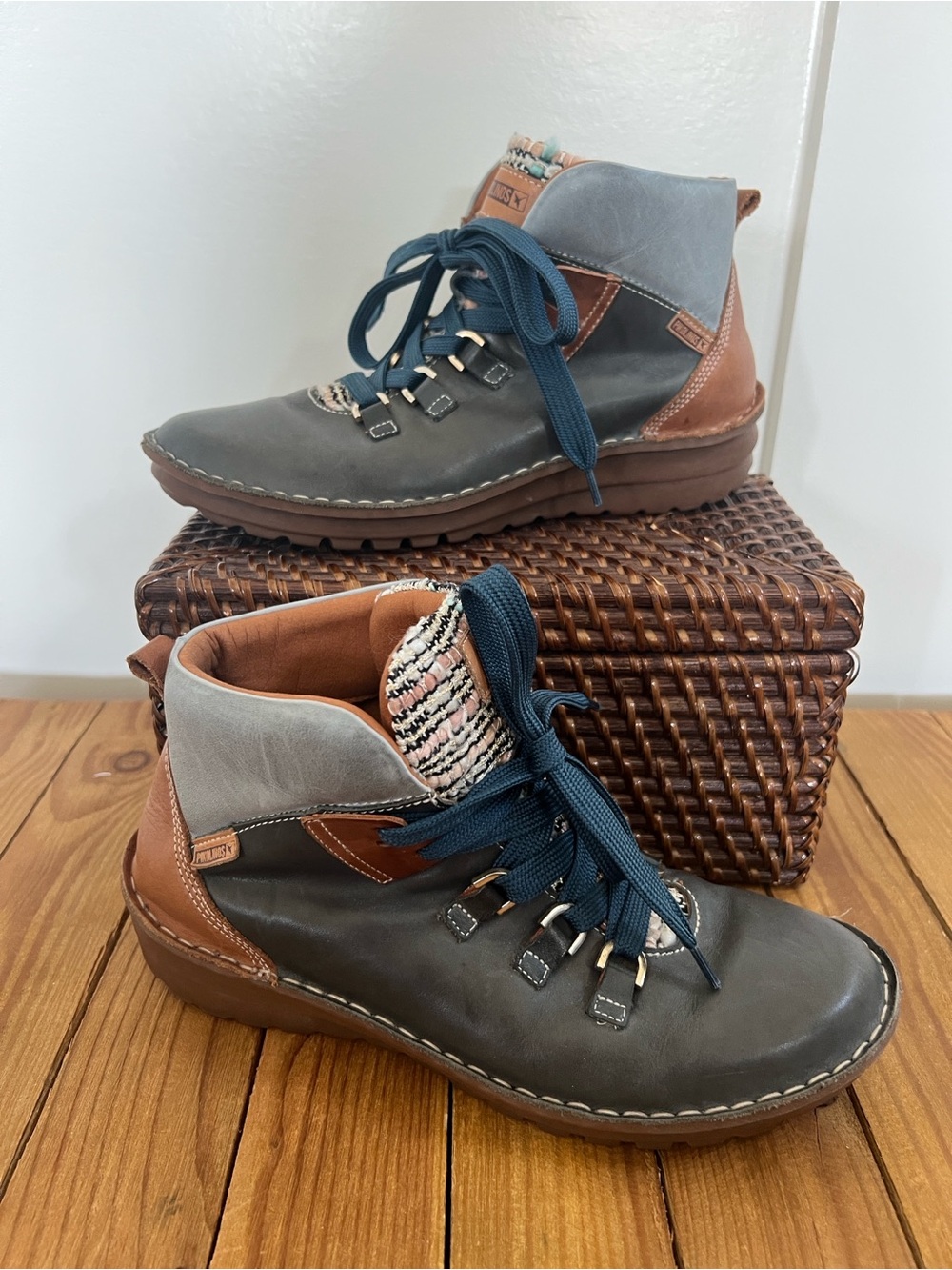 Women's size 40 Pikolinos Two-Tone Leather Lace-Up Ankle Boots